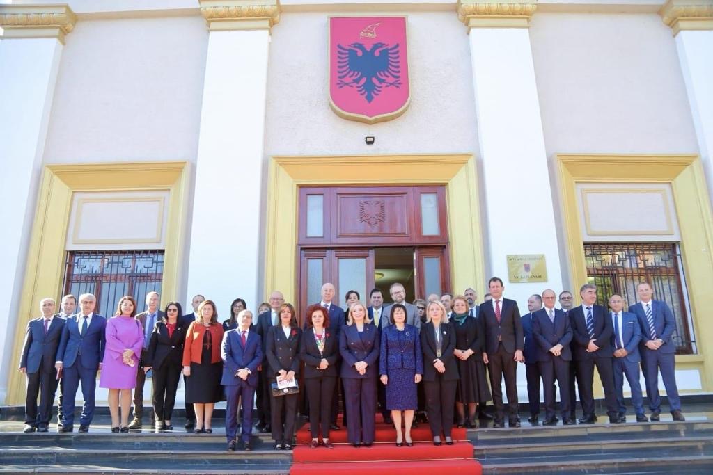 Mesazhi i Avokates së Popullit, znj. Erinda Ballanca në kuadër të 25-vjetorit te Kushtetutës së Shqipërisë.